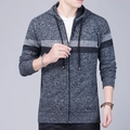 Dettaglio del cardigan in maglia termica con zip, cappuccio con coulisse e motivo a righe - M / grigio scuro