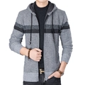 Giacca da uomo in maglia grigia con strisce nere, cappuccio e calda fodera in pile - M / Grigio