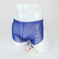 Boxer da uomo in tessuto a rete trasparente blu presentato su un manichino - S / Blu