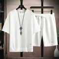 Herren Set aus weißem Waffelstrick mit kurzärmligem T-Shirt und passenden Sport-Shorts - M / Oberteil Und Unterteil / Weiß