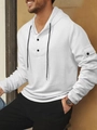 Makroaufnahme von weißem Waffelstrickstoff am Herren-Hoodie mit schwarzen Kontrastknöpfen - S / Weiß