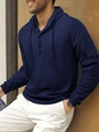 Detail von Waffelstrick-Stoff des Herren-Hoodies mit Henley-Kragen und Ärmeltasche - S / Marineblau