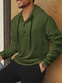 Detail von Waffelstrick und Henley-Kragen an diesem grünen Herren-Kapuzenpullover - S / Armeegrün
