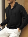 Detailansicht der Waffelstruktur und Ärmeltasche am schwarzen Herren-Henley-Kapuzenpullover - S / Schwarz
