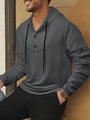 Detailansicht eines grauen Waffelstrick-Hoodies für Herren mit Henry-Kragen und Tasche - S / Dunkelgrau