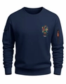 Dettaglio della felpa blu navy con tasche sulle maniche e grafica 2026 - S / Blu navy