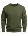 Dettaglio della felpa verde militare con tasche cargo sulle maniche e stampa 2026 - S / Verde Militare