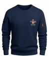 Détail d'un sweat bleu marine avec imprimé 2026 et poches zippées sur les manches - S / Bleu marine