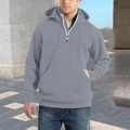 Detail eines grauen Herren-Hoodies mit Halbreißverschluss und großer Kängurutasche - M / Hellgrau