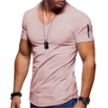Camiseta rosa entallada para hombre con cuello en V, bolsillo y dobladillo curvo - S / Rosa