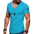 Dettaglio maglietta azzurra da uomo scollo a V con elegante tasca argentata sulla manica - Taglia S / Blu forato