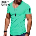 T-shirt da uomo con scollo a V verde chiaro e dettaglio zip nera sulla manica corta - Taglia S / Verde chiaro