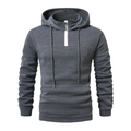 Detail eines grauen Herren-Hoodies mit Halbreißverschluss, Lagenkragen und Kordelzug auf Weiß - M / Grau