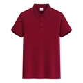 Detail eines weinroten Polo-Shirts mit geripptem Kragen und Drei-Knopf-Leiste sowie Etikett - S / Burgunderrot