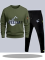 Detail van de olijfgroene sweatshirtmouw met utility ritszak en geribbelde manchetafwerking - S / Boven- En Onderstuk / Legergroene Top met Zwarte Broek