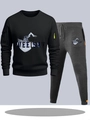 Detail van heren trainingspak met fluorescerende gele rits op mouw en grijze joggingbroek - S / Boven- En Onderstuk / Zwart En Donkergrijs