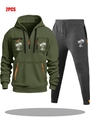 Détail du sweat à capuche olive et du pantalon gris avec motif palmier et poches zippées - M / Haut Et Bas / Vert Foncé et Pantalon Gris Foncé