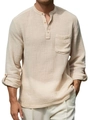 Detalle de camisa de lino para hombre con botones de madera y textura de tela natural - S / Caqui