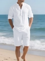 Leinen-Set für den Strand mit weißem Henley-Hemd und Shorts in einer Küstenlandschaft - S / Weiß
