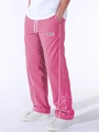 Dettaglio dei pantaloni sportivi rosa con strisce laterali e motivi a stella ricamati - Fucsia