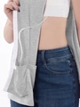 Dettaglio maglia post-operatoria grigia con tasca per drenaggio medico e bottoni a scatto - 2XL / Grigio chiaro