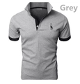 Detalle de polo gris con cuello en contraste negro y bordado de jirafa en el pecho - S / Gris Claro con Negro