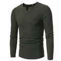 Nahaufnahme von V-Ausschnitt und gerippter Stricktextur an dunkelgrünem Herren-Langarmshirt - Armeegrün