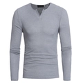Detalle de textura de punto acanalado gris y cuello de pico en camiseta de hombre - S / Gris
