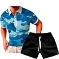 Dettaglio della polo mimetica blu con cerniera e pantaloncini neri con coulisse - S / Mimetico Blu