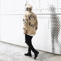 Dettaglio del ricamo a rosa sul retro di questa felpa con cappuccio kaki da uomo street style - S / Cachi