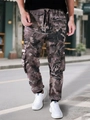 Dettaglio dei pantaloni cargo mimetici da uomo con coulisse e ampie tasche laterali con patta - Mimetico Foglia Grigio