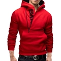 Detail eines roten Hoodies mit asymmetrischem Seitenreißverschluss und SWAG-Grafik - M / Oberteile / Rot