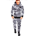 Dettaglio della tuta mimetica grigia da uomo con polsini a costine neri e nastro sul braccio - M / Top E Pantaloni / Mimetico Grigio Chiaro