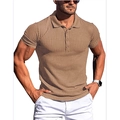 Détail d'un polo à manches courtes pour homme en maille côtelée à trois boutons - Khaki