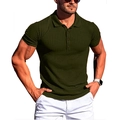 Détail d'un polo en maille côtelée vert armée montrant le tissu texturé et la coupe ajustée - Vert Armée