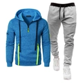 Detailansicht des blauen Zip-Hoodies mit gelben Kordeln und passender grauer Jogginghose - S / Blau Und Hellgrau