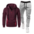 Détail du sweat à capuche bordeaux avec col zippé et poignets élastiques sur le jogging - S / Haut Et Bas / Rouge Vin Et Gris Clair