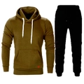 Détail d'un sweat à capuche vert olive avec cordons blancs et ensemble de jogging noir - S / Haut Et Bas / Vert Armée