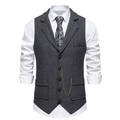 Détail du gilet gris à chevrons avec revers, cinq boutons et chaîne métallique décorative - S / Hauts / Gris foncé