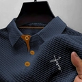 Polo da uomo in seta di ghiaccio blu scuro con trama a nido d'ape e ricamo Jesus - S / Blu Notte
