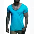 Détail de la texture bleu électrique et du décolleté en V profond d'un t-shirt cintré pour homme - M / Bleu Cyan