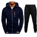 Dettaglio della felpa con cappuccio blu navy con accenti arancioni e pantaloni sportivi - Blu Navy e Nero