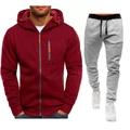 Dettaglio della felpa bordeaux con zip e pantaloni sportivi grigi con accenti arancioni - Bordeaux e Grigio Chiaro
