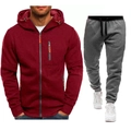 Dettaglio della felpa con cappuccio bordeaux con accenti arancioni e pantaloni grigi - Bordeaux e Grigio Scuro
