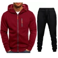 Dettaglio della felpa con cappuccio bordeaux, coulisse arancione e pantaloni sportivi neri - Bordeaux e Nero
