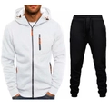 Dettaglio della felpa bianca con zip arancioni e pantaloni sportivi neri coordinati - bianco e nero