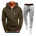 Dettaglio della felpa con cappuccio verde oliva e dei pantaloni sportivi grigi con coulisse - Verde Militare E Grigio Chiaro