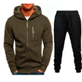 Dettaglio felpa con cappuccio verde oliva con zip neon e pantaloni sportivi neri da uomo - Verde Militare E Nero