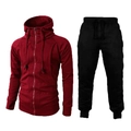 Détail d'un sweat à capuche bordeaux à col haut et d'un pantalon de jogging noir - Bordeaux et Noir