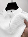 Dettaglio di polo bianca da uomo con trama a nido d'ape 3D e mezza zip argentata - Taglia S / Top / Bianco